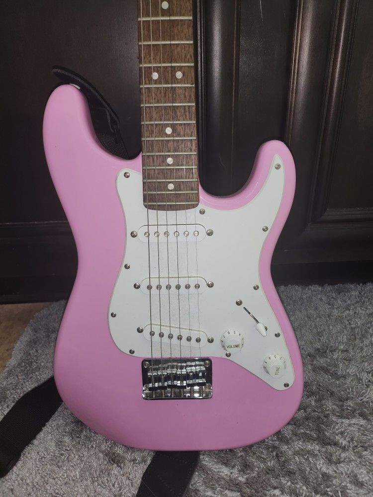 Squier Mini Stratocaster + Amp, Gig Bag & Strap – Full Guitar Starter Bundle!