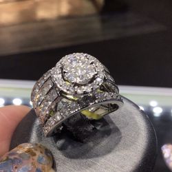 10k White Gold Big Diamond Lady’s Ring With 2.ct Big Diamond Available In Stock.💎💎💎💎