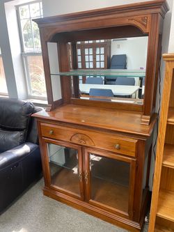 China hutch Lexington two piece lighted buffet. Very good condition. Delivery available for a fee.