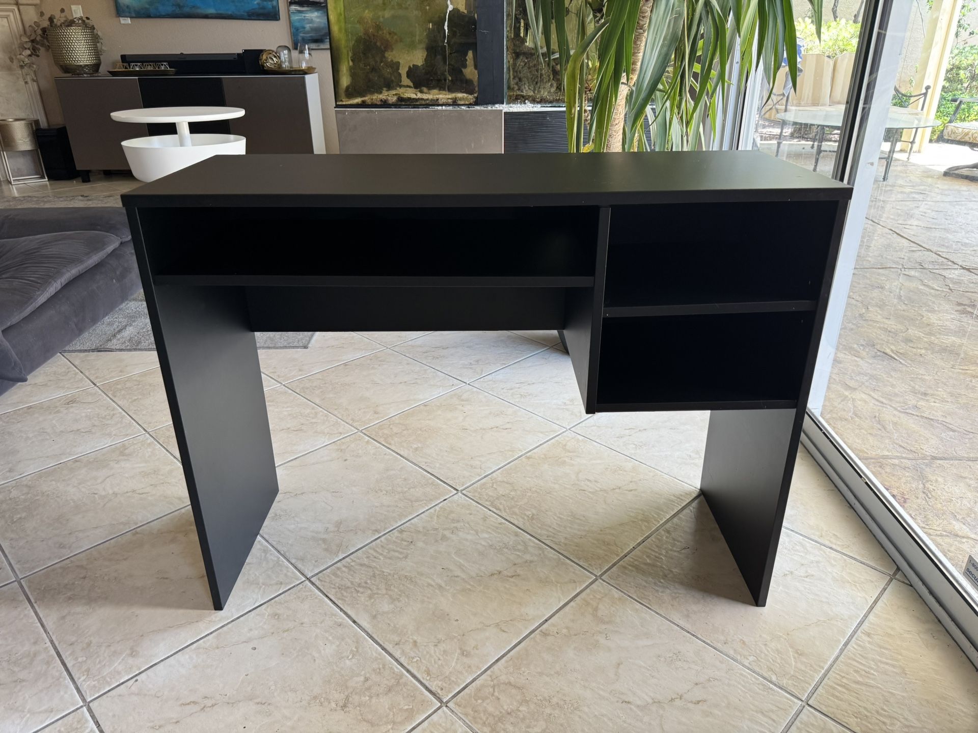 Black Desk