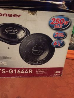 Pioner 6 1/2 speakers 250 watts each like new
