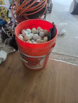 Golf balls 5 gallon bucket