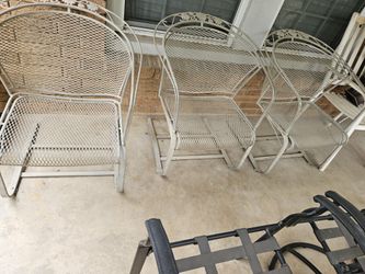 3 Sillas bien antiguas de fierro, valen $150.00 EACH/ cada una, mas Informacion Abajo 