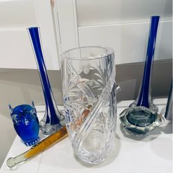 Gorgeous signed vintage Crystal Vase 10” in height and very heavy. Excellent condition-like new  This vase is in perfect condition.  Please message wi