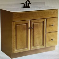 New in box Claremont 31.5×36×21 vanity base cabinet in honey oak by design house. New in box does not come with the top and faucet