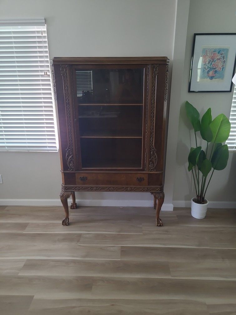 1940s display cabinet/china hutch