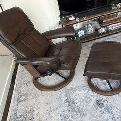 Stressless  brown recliner- Like New!
