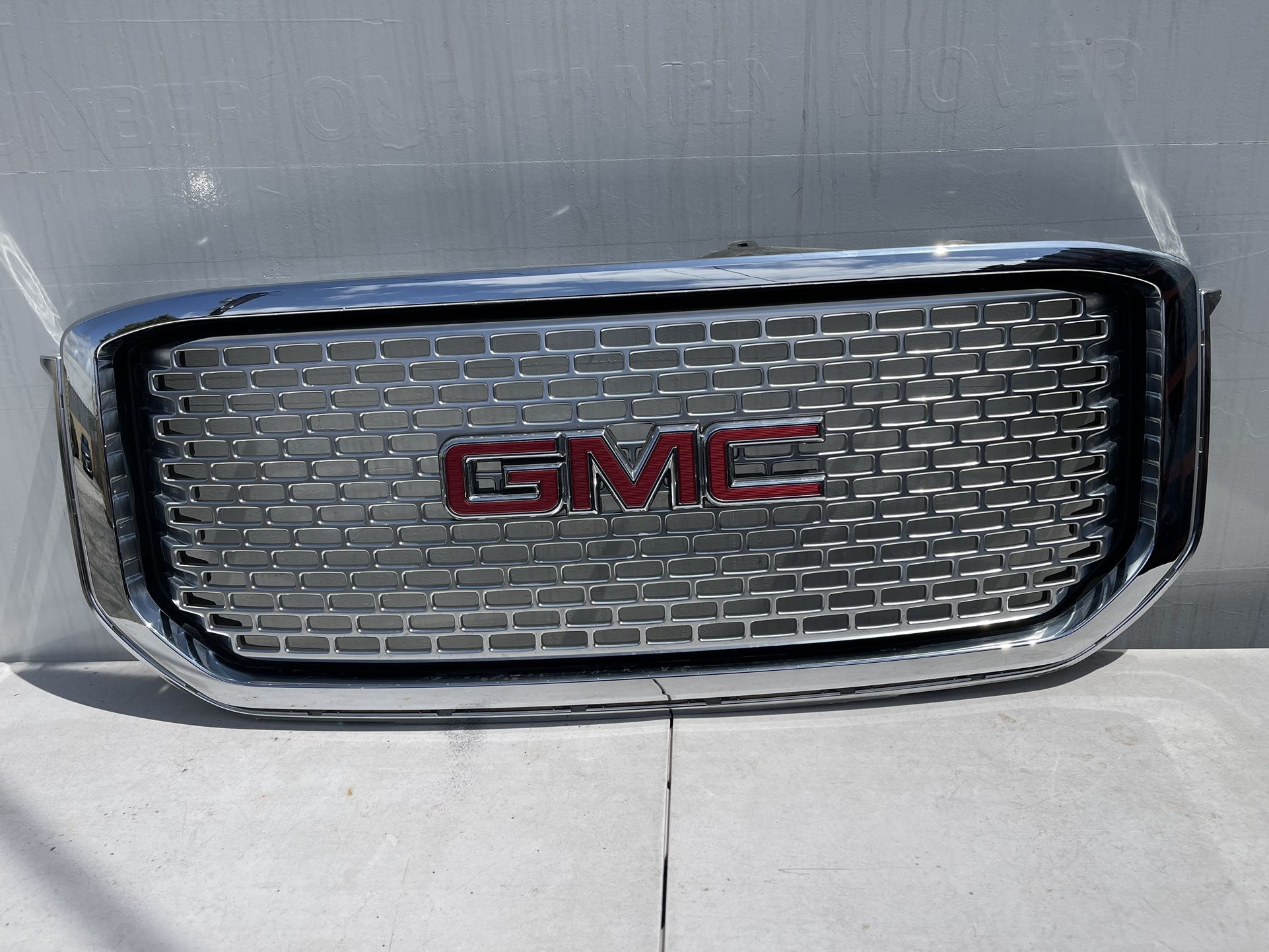 2015-2020 GMC YUKON DENALI FRONT GRILLE OEM 