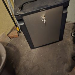 Mini fridge 25 dollars or best offer