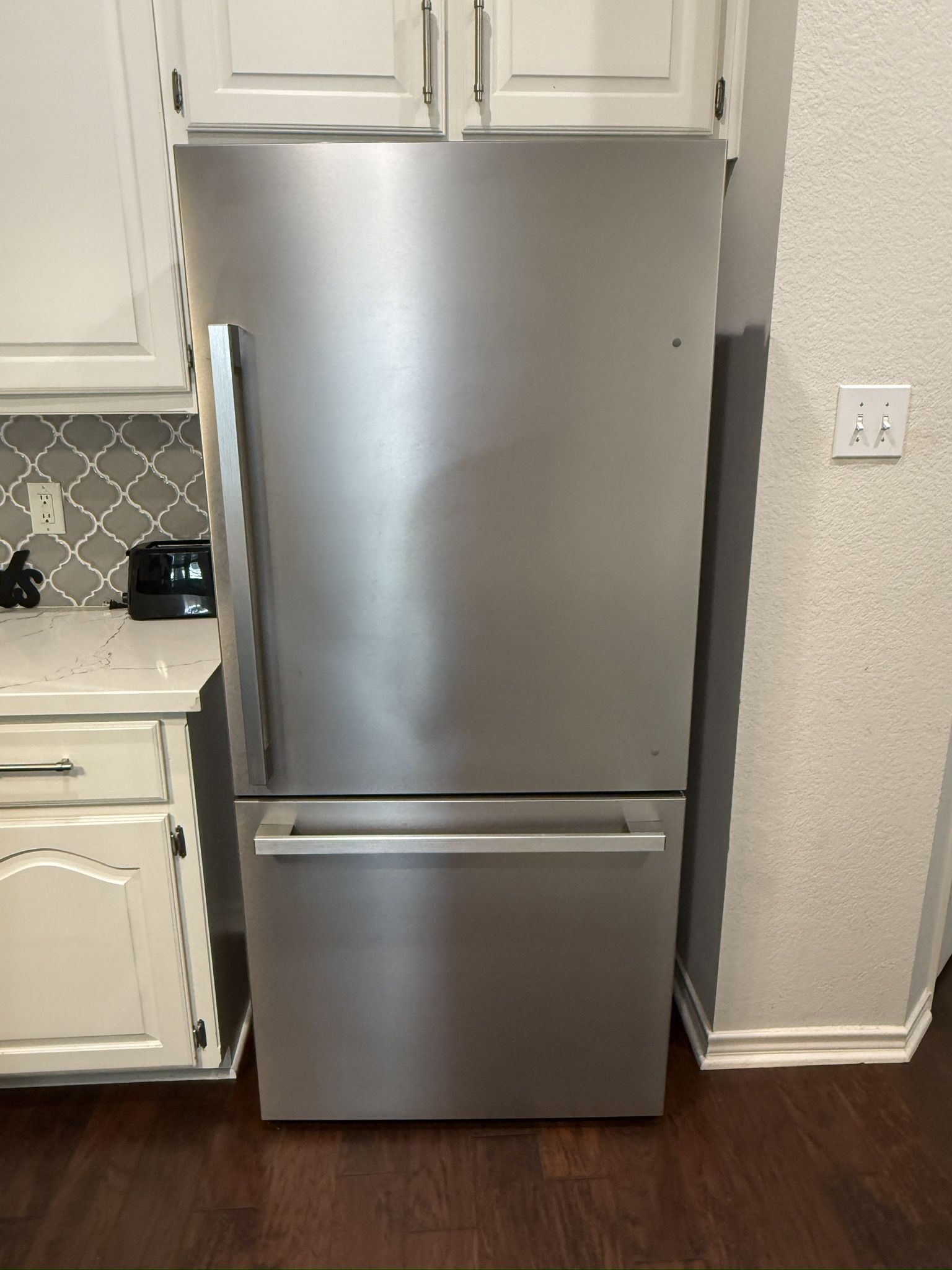 Hisense 17.2-cu ft Counter Depth Bottom Freezer Refrigerator