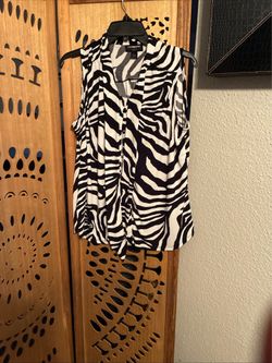 Sleeveless black and white top