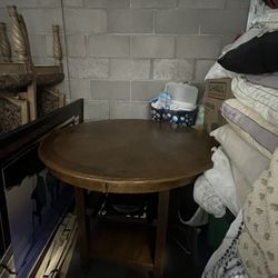 round table with chairs 