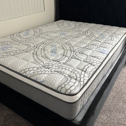 Queen Size Mattress Pillow Top 12" Thick.   Brand New Mattress.   Delivery Available 