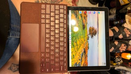 Microsoft Surface Go + Keyboard + Charger – Great Condition – Windows 10