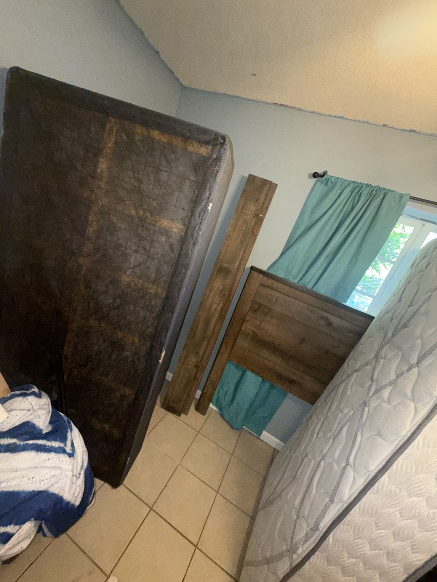 TWIN Bed frame and mattress set