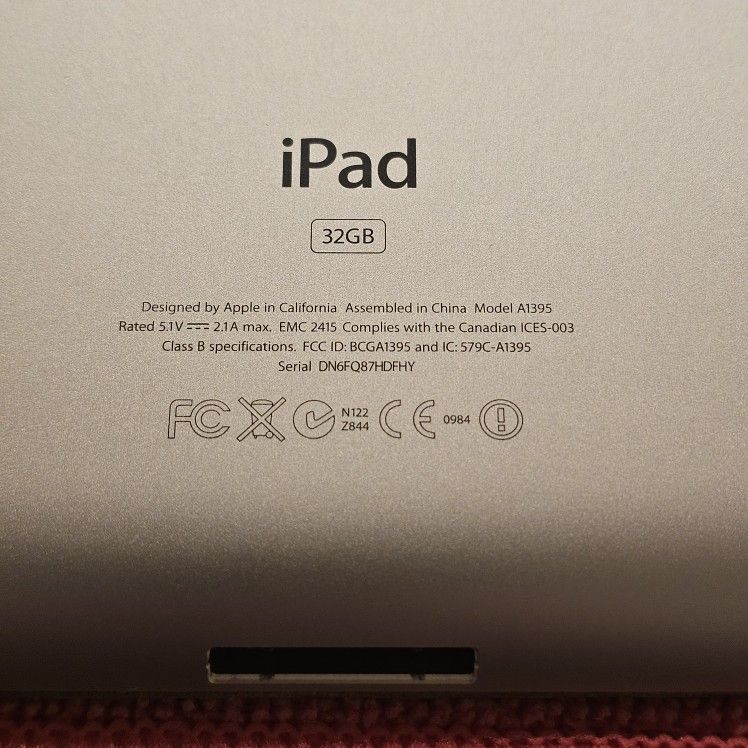 Apple iPad 2nd gen A1395 Tablet 32GB Silver Wi Fi MC770LL/A W/Case