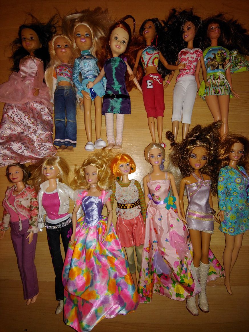 Barbie Lot of 21 Dolls and clothes