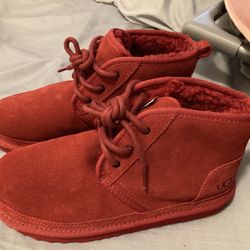 BRAND NEW KIDS UGGS SIZE 4