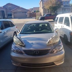 2005 Toyota Camry Headlight Assembly Set