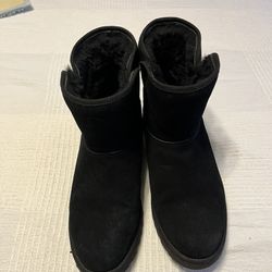 Women’s Ugg Mini Boots. Size 7.5