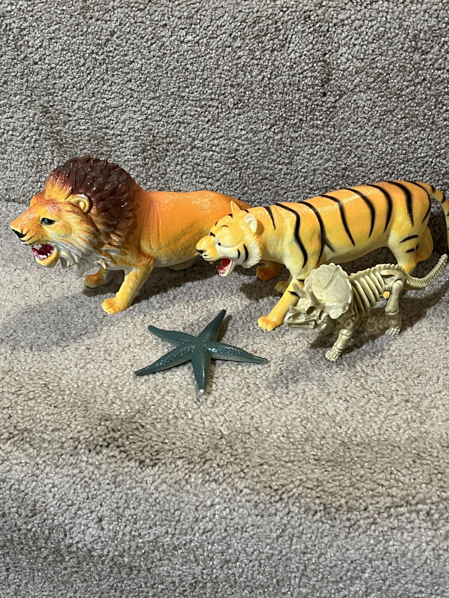 Tiger Lions Animal pvc figure lot of 4 Starfish Dinosaur skeleton 3”6” 