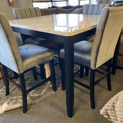 Brand new white and black faux marble table 5 piece gray fabric chairs great looking set was 899 at Moore Furniture. Save here 599  can deliver.