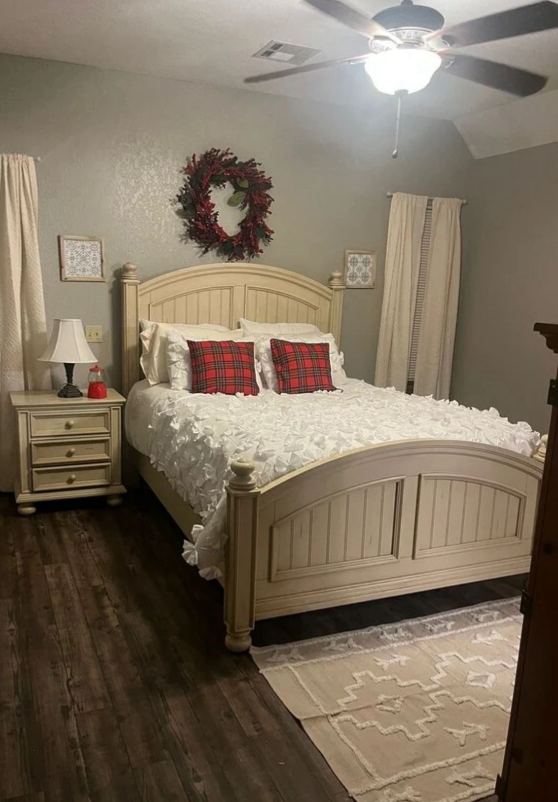 Queen Size Bedroom Set/ queen Size Bed, Mattress, Box Spring/ Nightstands