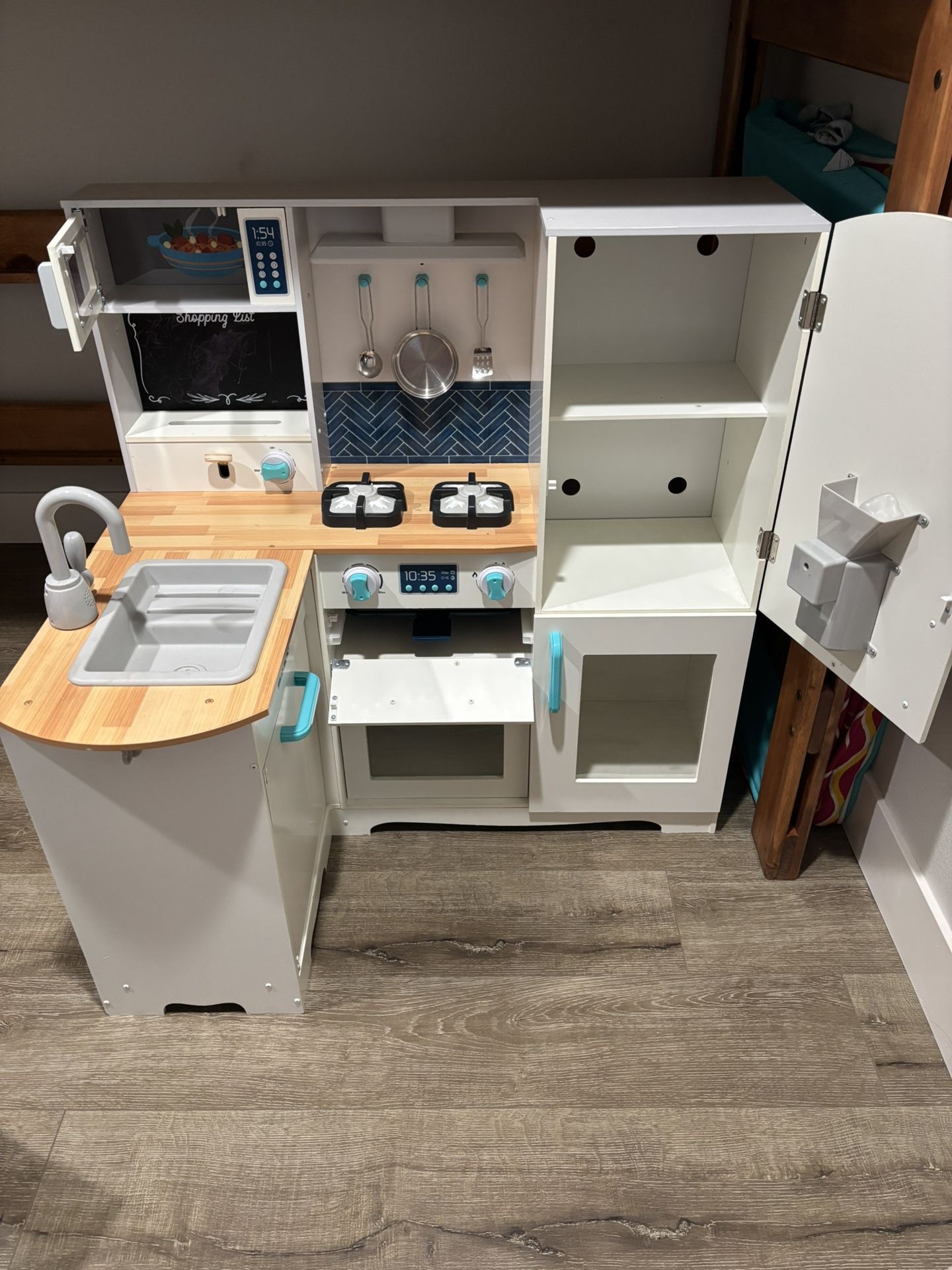 Play kitchen with all the accessories
