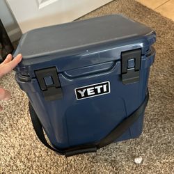 Yeti Roadie 24 Cooler - Navy