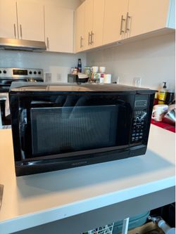 Insignia 0.7 cu ft Compact Microwave