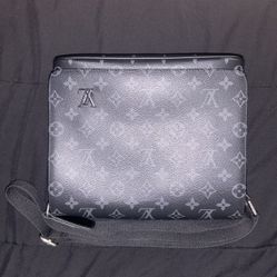Louis Vuitton Messenger bag 