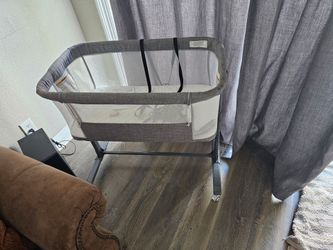Baby Bassinet with Mesh Sides and Wheels