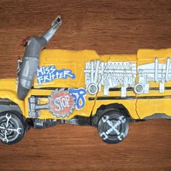 DISNEY PIXAR CARS 3 MISS FRITTER 58 DIECAST YELLOW BUS DELUXE VEHICLE CRUNCH & CRASH MODEL. 2017 MATTEL