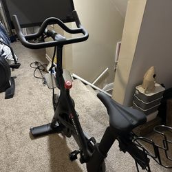PELOTON BIKE