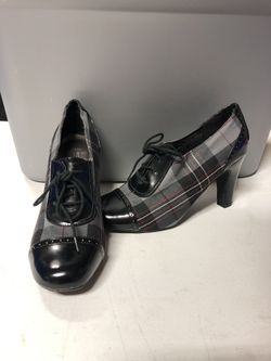 Women size 8 heel shoes