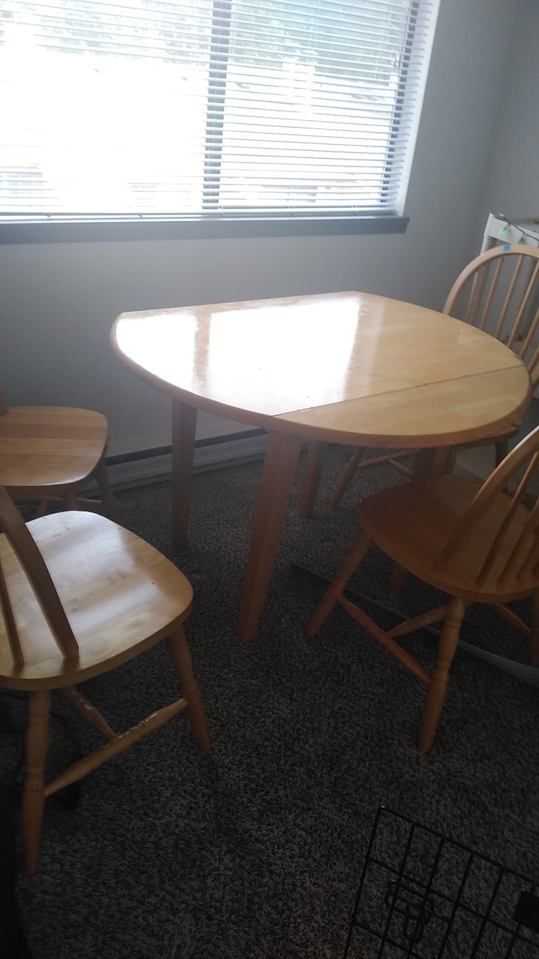Table set of 4 chairs