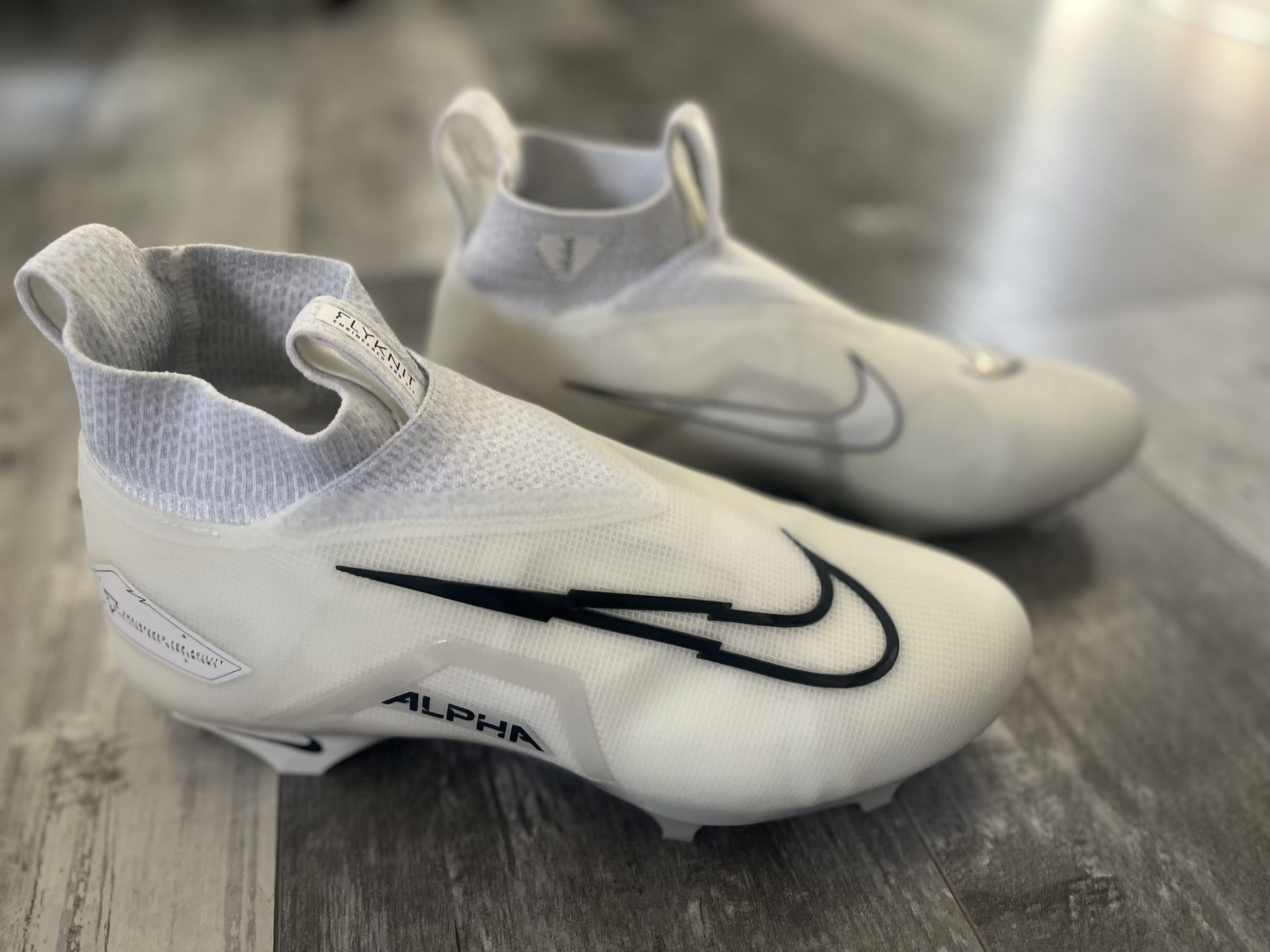 Nike Alpha Menace Elite 3 DM1792-109 White/Black Men’s Sz 11.5 Football Cleats