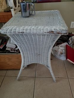 Vintage tall wicker Table great condition only$10 firm