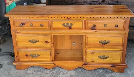 Solid wood vintage dresser/chest/tv stand/buffet…very good condition L60xD12xH32”