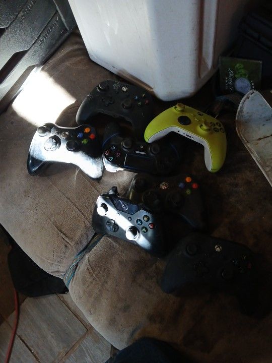 Xbox Controllers And Charging Port