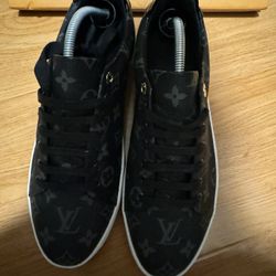 Louis Vuitton Shoes 9.5 Men’s Low Tops Monogram 