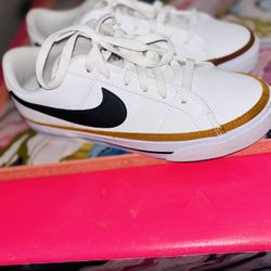 Women’s Nike Court Legacy Sneaks