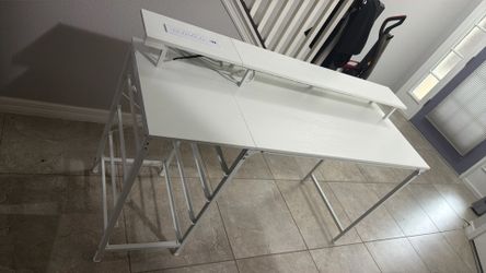 Escritorio casi nuevo con luces y regleta para cargar