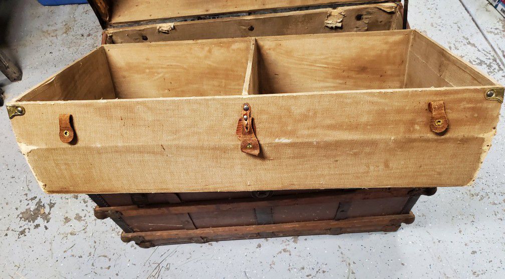 Beautiful Antique Trunk With 2 Drawers