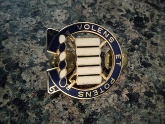 Vintage US Army 7th Infantry Regiment Unit Crest Volens Et Potens DUI Lapel Pin