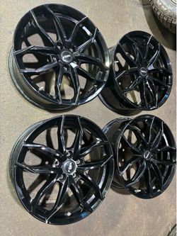 Set of rims used 18”x8 5x115 fits a lot of cars and SUVs