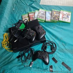 Xbox 1.. With 6 Games 3 Controllers