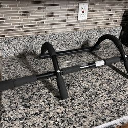 Doorway chin up pull up bar