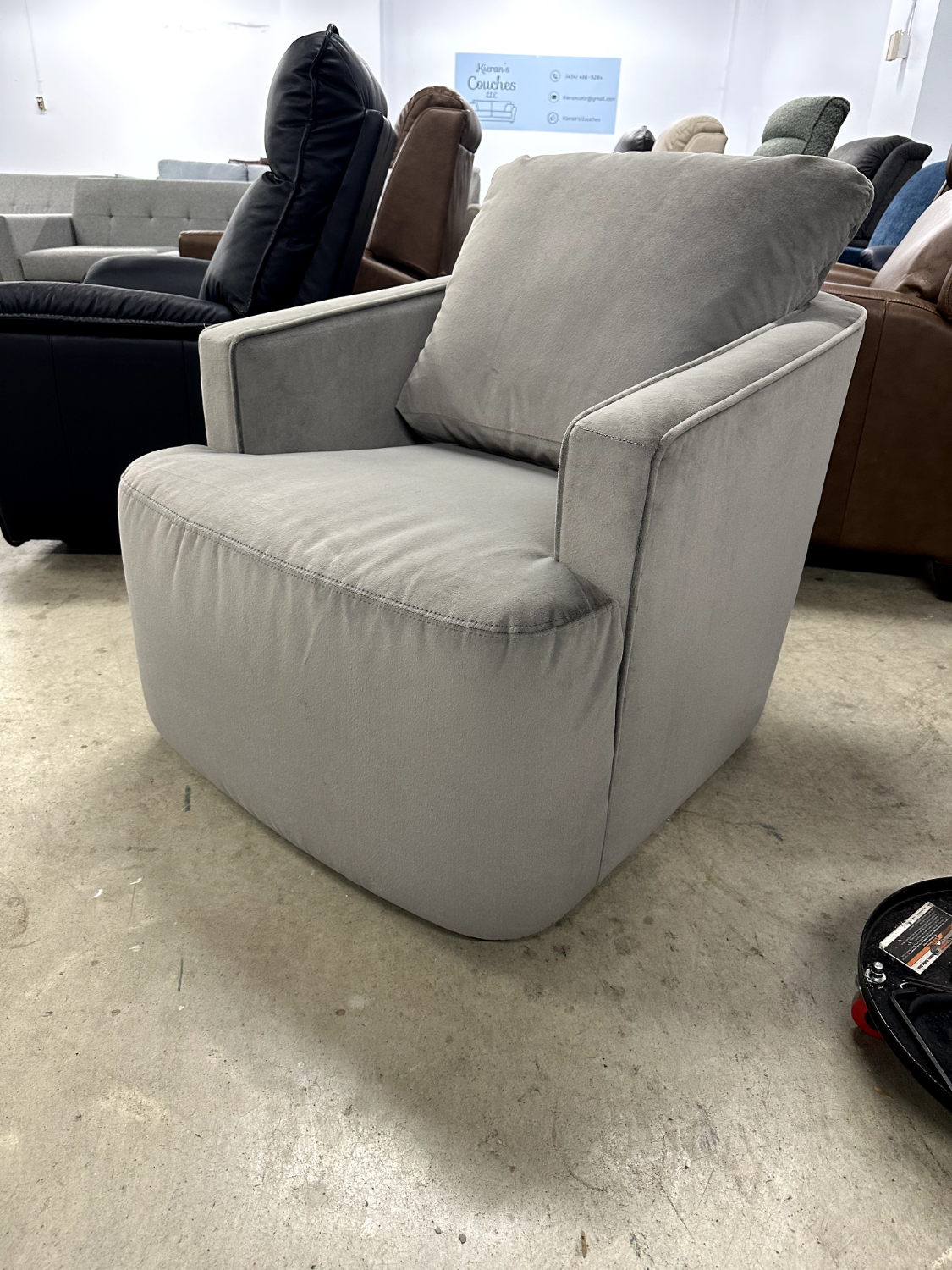 La-Z-Boy Maeve Swivel Gliding Chair - Delivery and Financing Available!