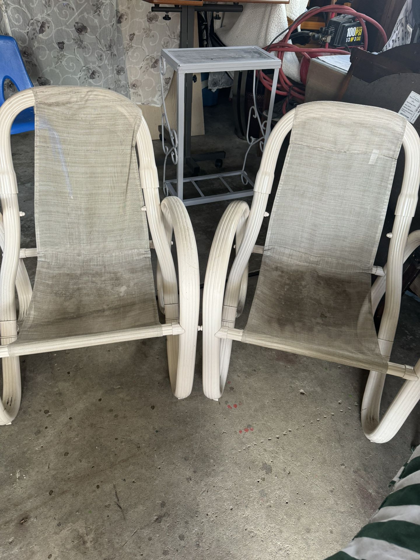 2 Chairs With cushions